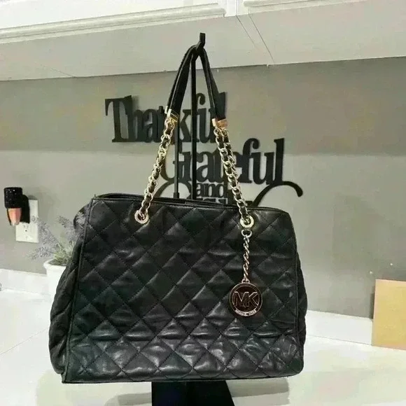 Michael kors quilted leather shoulder bag, black with gold chain and accent - Picture 2 of 5